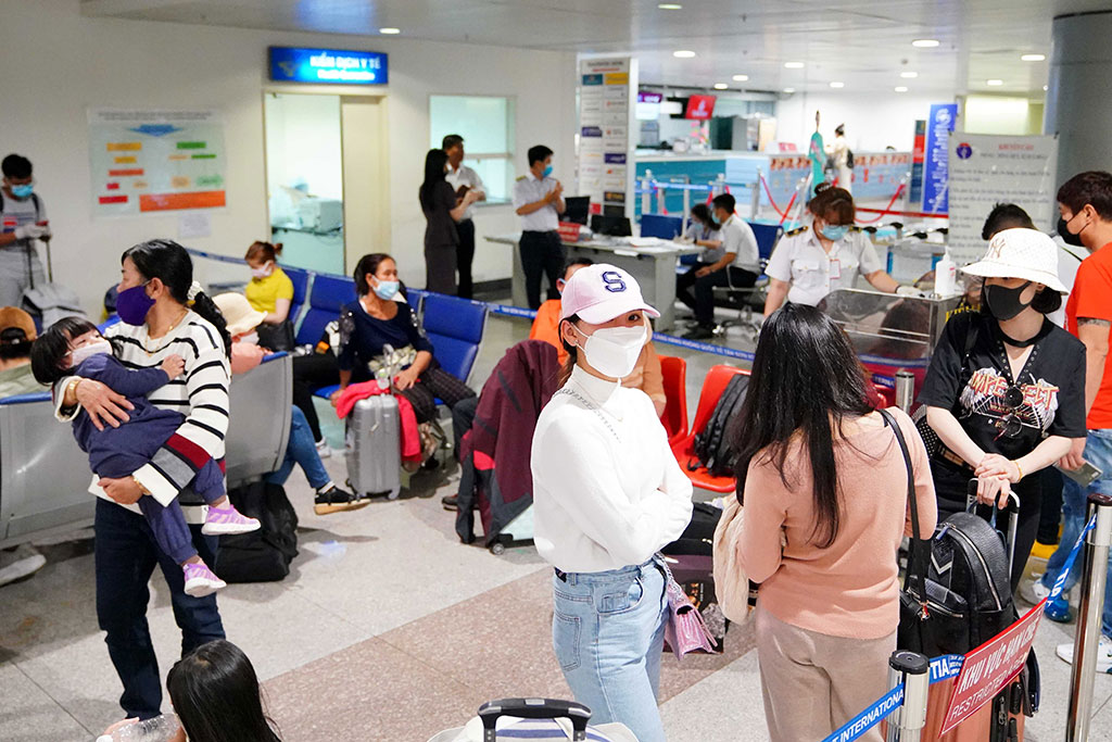 Những người từ vùng dịch về, chờ đưa đi cách ly sau khi nhập cảnh sân bay Tân Sơn Nhất ẢNH: ĐỘC LẬP
