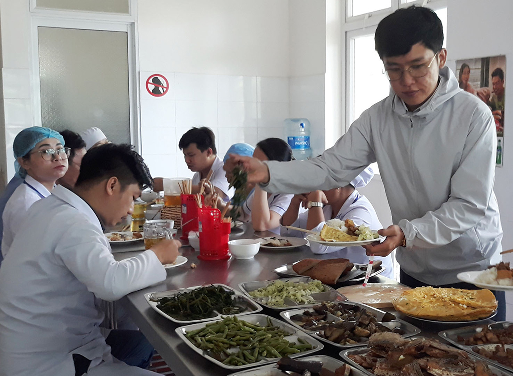 Anh Yong Seok Jin, nhân viên Tổng lãnh sự quán Hàn Quốc tại Đà Nẵng (bên phải), “trải nghiệm” bữa cơm mùa dịch Ảnh: An Dy