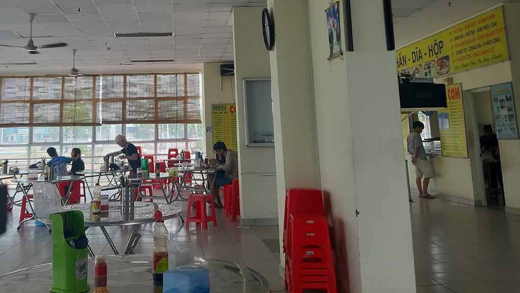 Canteen bán cơm trong KTX đìu hiu sinh viên. ẢNH: Trần Thanh Thảo