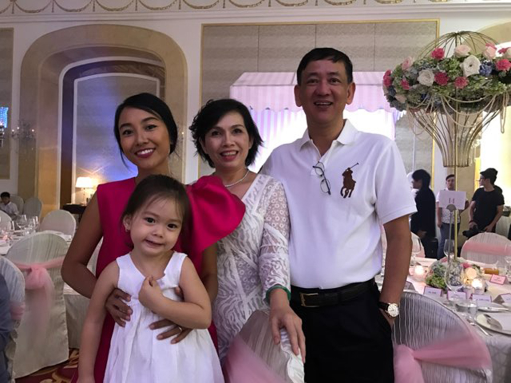 Con gái ca sĩ Đoan Trang được BS Lê Văn Đức đỡ đẻ nay đã lớn chụp hình với BS Đức (ngoài cùng bên phải) - ảnh BS  LVĐ cung cấp