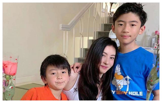 Trương Bá Chi cùng hai con. Ảnh: Weibo NV
