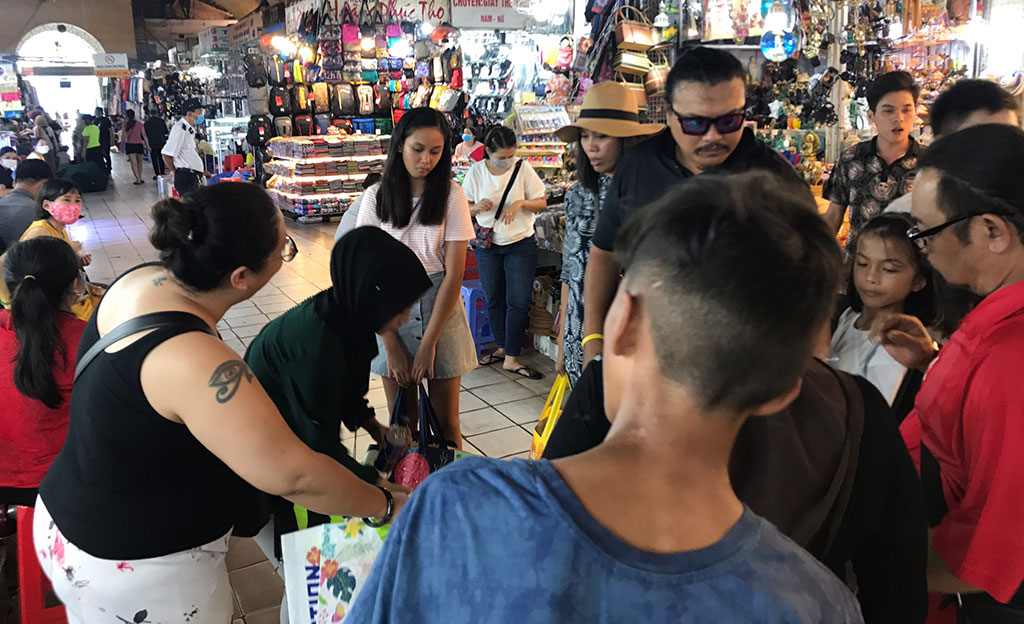 Nhiều khách du lịch mua sắm tại chợ Bến Thành chiều 16.3 không đeo khẩu trang nhưng cũng không ai nhắc nhở Ảnh: Nga - Xuân