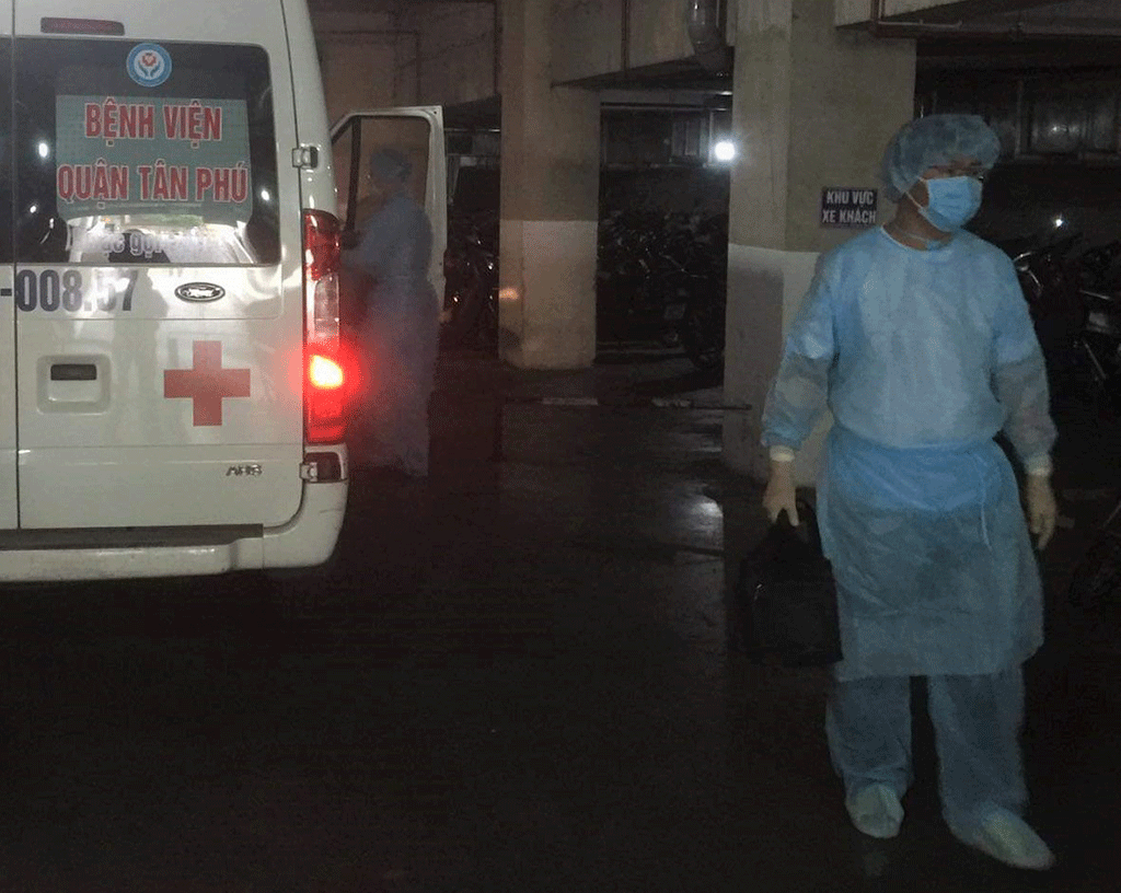 Nhân viên y tế đến chung cư Khang Gia Tân Hương (Q.Tân Phú, TP.HCM) cách ly 2 người từ Ý về Ảnh: Nguyên Vũ