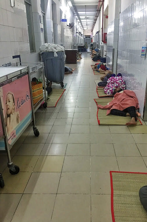 Người thân của các thai phụ ngủ tạm trong hành lang bệnh viện Ảnh: Trung Du