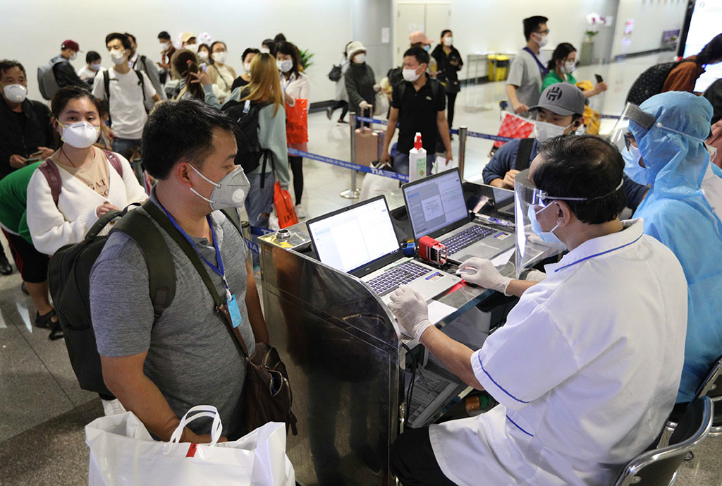 Hành khách nhập cảnh khai báo y tế tại sân bay quốc tế Tân Sơn Nhất Ảnh: Ngọc Dương