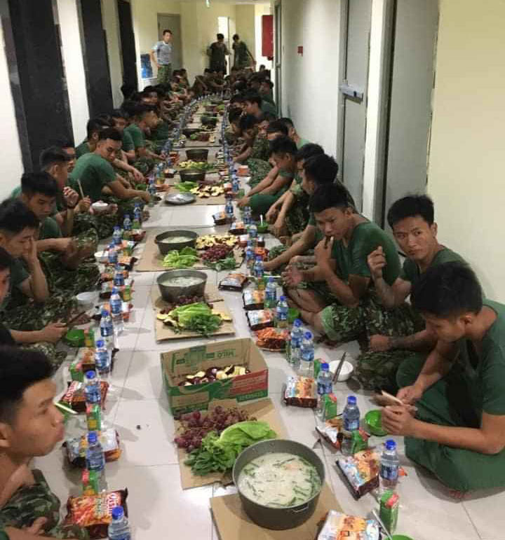 Bữa ăn tối của các quân dân ở KTX khu B. Ảnh: chụp màn hình