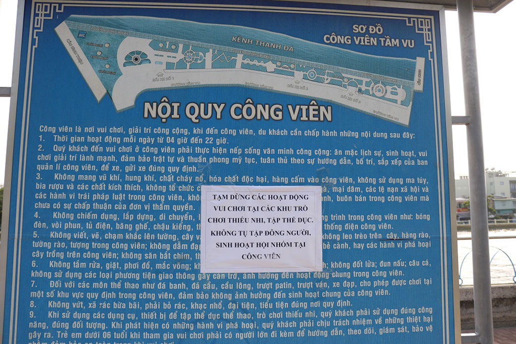 Tại công viên Tầm Vu (Q. Bình Thạnh, TP.HCM), các bảng dán tạm ngưng hoạt động vui chơi của thiếu nhi, tập thể dục, sinh hoạt hội nhóm được dán khắp nơi để thông tin đến người dân (Ảnh: Lê Hồng Hạnh)