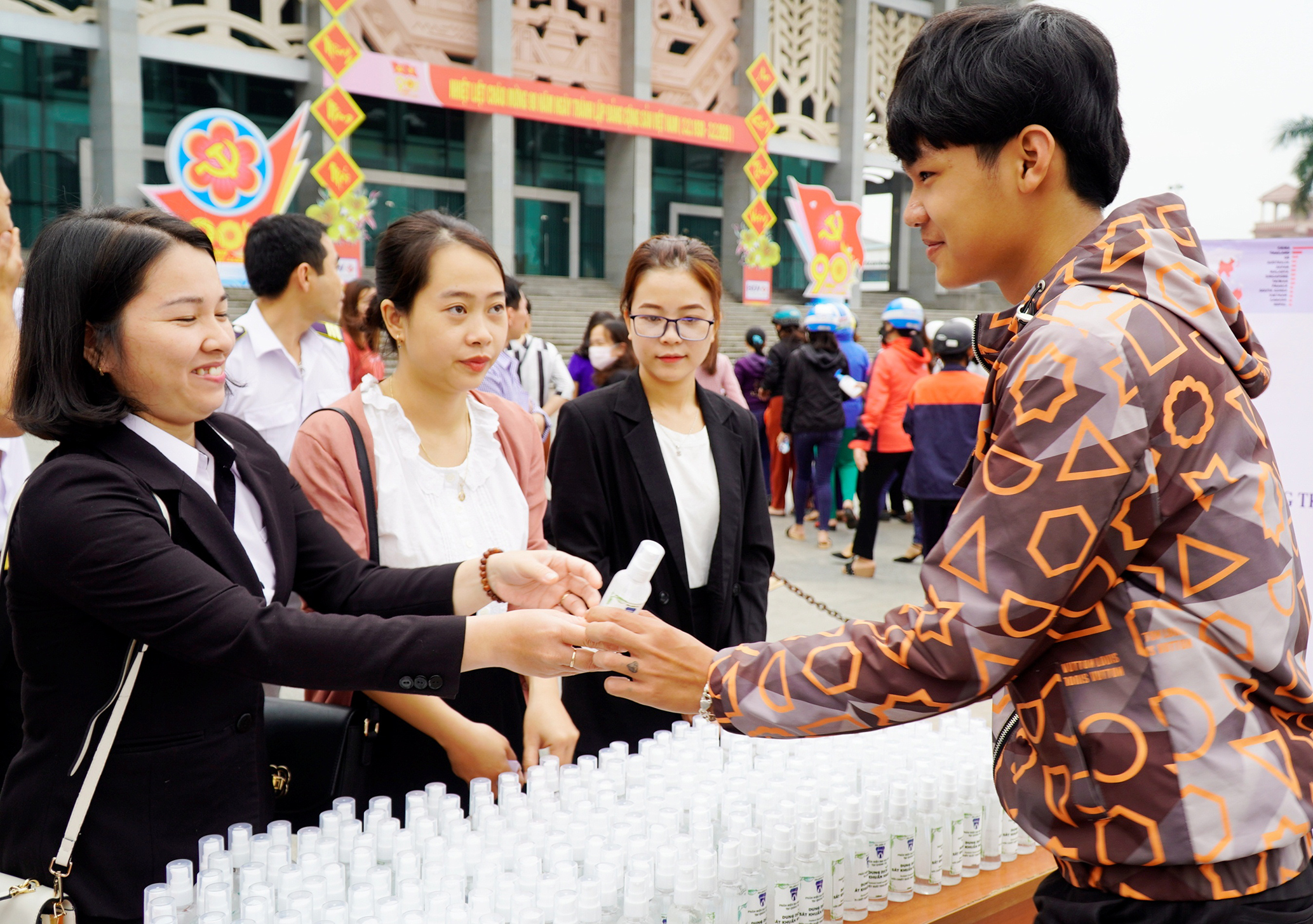Đoàn trường ĐH Huế phân hiệu tại Quảng Trị tặng nước rửa tay khô sau khi đã thu chai nhựa Ảnh: Nguyễn Phúc