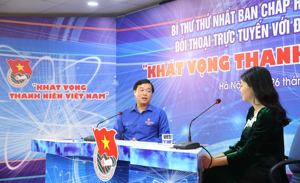 Anh Lê Quốc Phong trả lời các câu hỏi của thanh niên thông qua MC tại buổi đối thoại Ảnh: Ngọc Thắng