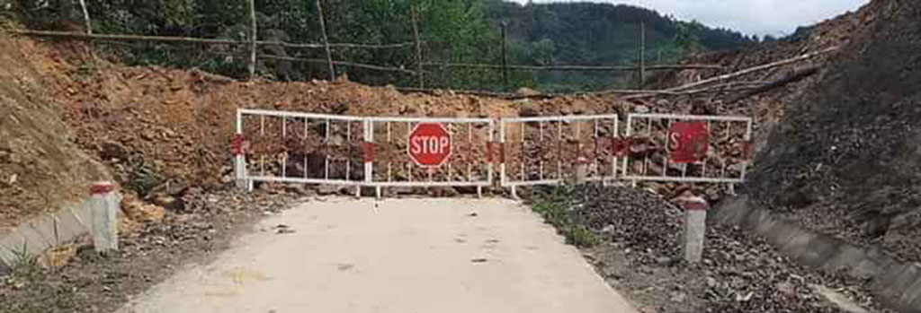 Tại một số tuyến đường ở Quảng Ninh, chính quyền địa phương đã cho đổ đất chắn đường, tạm thời không cho người dân di chuyển Ảnh: Lã Nghĩa Hiếu 