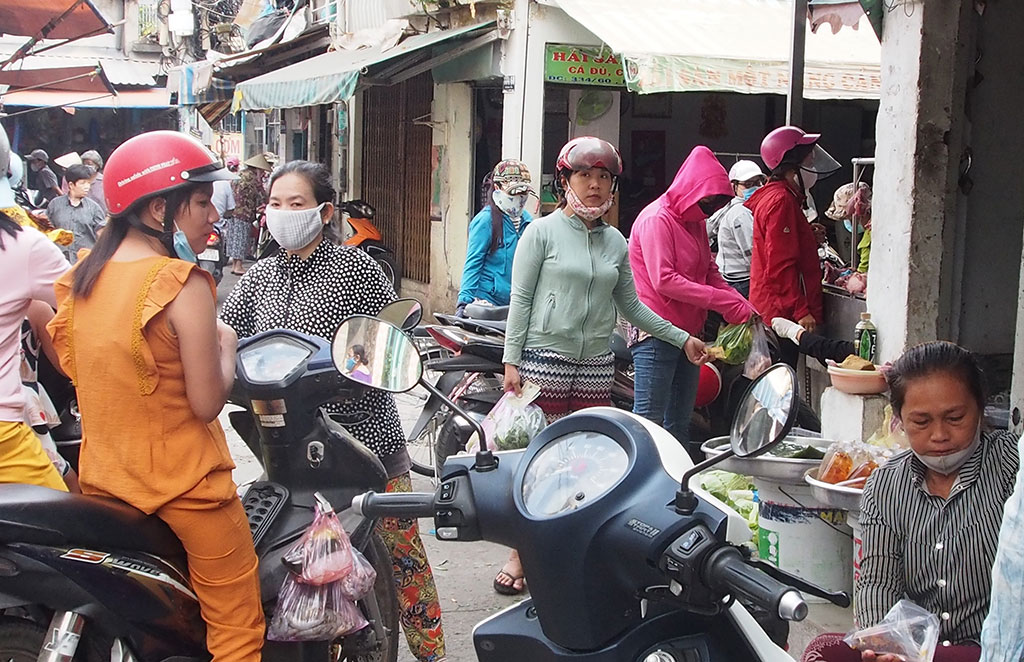 Buôn bán nhộn nhịp tại chợ trên đường Chu Văn An (Q.Bình Thạnh, TP.HCM), nhiều người không đeo khẩu trang Ảnh: Song Mai