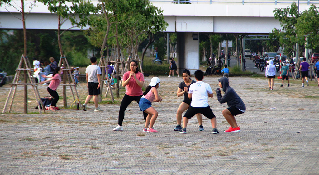 Bãi đất trống tại cầu Tuyên Sơn (TP.Đà Nẵng) chiều 9.4 tập trung đông thanh niên tập thể dục nhưng không mang khẩu trang Ảnh: Hoàng Sơn 