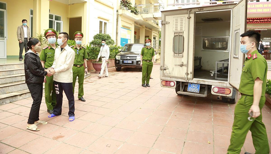 Bị cáo Đào Xuân Anh gặp người thân trước khi lên xe về trại tạm giam Ảnh: Lã Nghĩa Hiếu