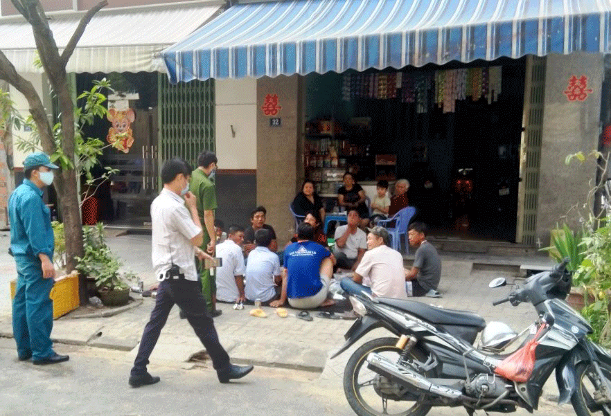 Lực lượng chức năng Đà Nẵng xử lý những người tụ tập ăn nhậu, không đeo khẩu trang trong những ngày đầu cách ly xã hội Ảnh: S.X