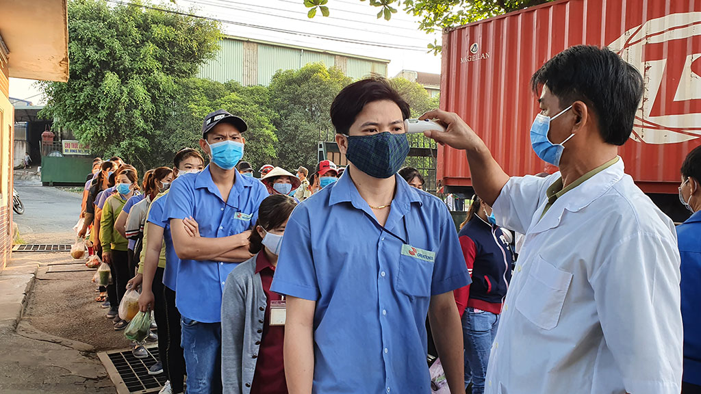 Công ty TNHH Great Kingdom (Khu công nghiệp Biên Hòa 1, Đồng Nai) kiểm tra thân nhiệt công nhân tại cổng vào Ảnh: Lê Lâm