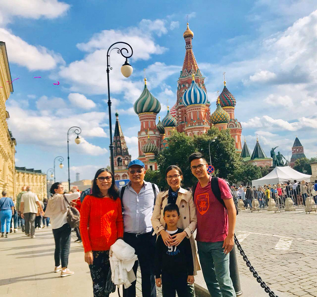 Gia đình con gái bà ở Việt Nam qua thăm ông bà và chụp hình lưu niệm tại quảng trường Đỏ là hè năm 2019