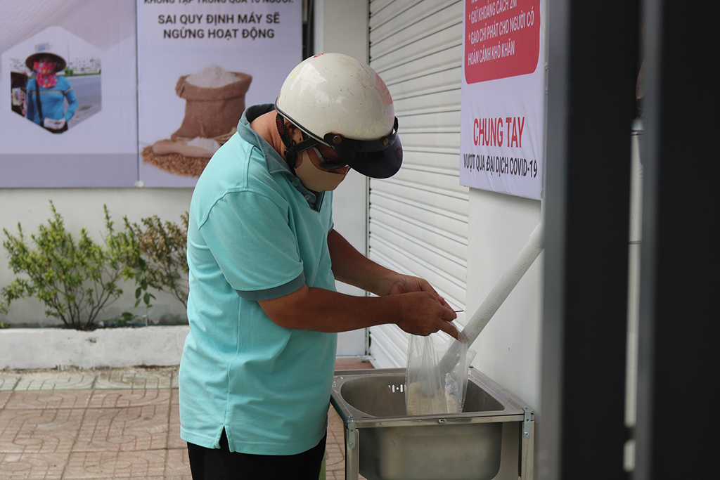 Tôn chỉ hoạt động của anh là hạn chế những người gian dối, lợi dụng từ thiện trục lợi chứ không cướp đi cơ hội vì vẻ bề ngoài. Ảnh: Trịnh Thanh