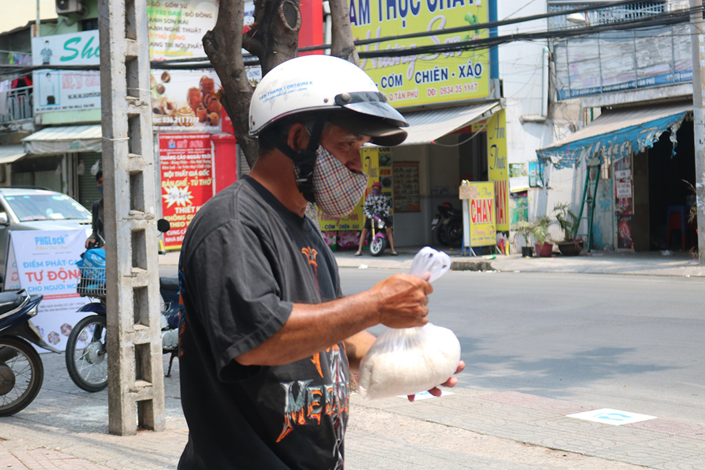 Gạo vẫn chảy về “ATM gạo” và chảy về hủ gạo của các gia đình nghèo mỗi ngày. Ảnh: Trịnh Thanh