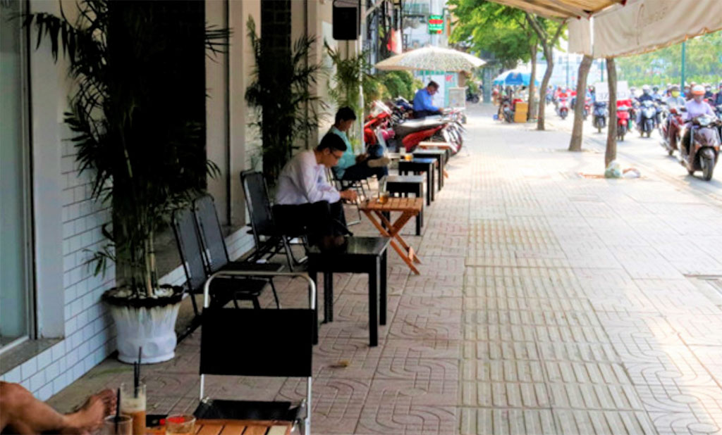 Hàng quán TP.HCM bớt số lượng bàn ghế để giãn khoảng cách Ảnh: Lê Hồng Hạnh