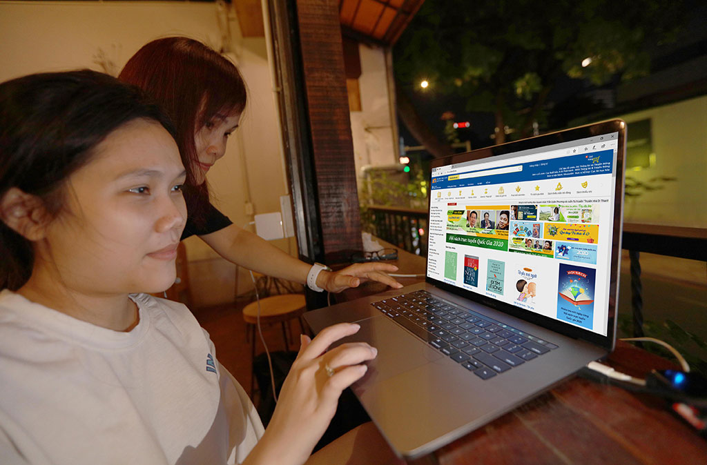 Bạn trẻ xem hội sách quốc gia lần đầu tiên được tổ chức trực tuyến Ảnh: Ngọc Dương