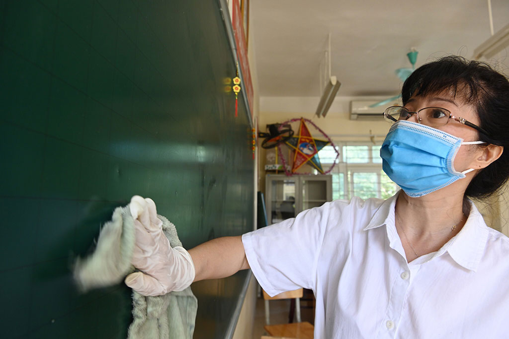 Làm vệ sinh lớp học tại khu Văn Quán - Hà Đông (Hà Nội) chuẩn bị đón học sinh trở lại trường hôm nay 4.5 Ảnh: Tuấn Mark 