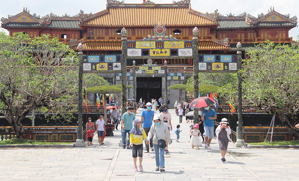 Du kh&aacute;ch tham quan Đại nội Huế sau dịch Covid-19 Ảnh: B&ugrave;i Ngọc Long 