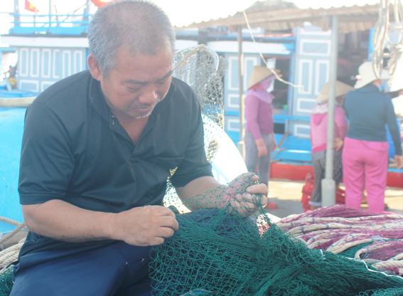 Ngư dân Huỳnh Trương đang chuẩn bị ngư lưới cụ Ảnh: Mạnh Cường