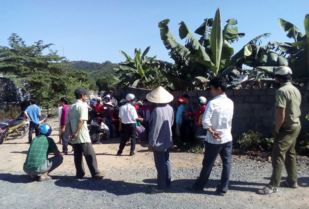 Người dân bức xúc chặn đường trại heo vào tháng 3.2018 (ảnh – người dân cung cấp)