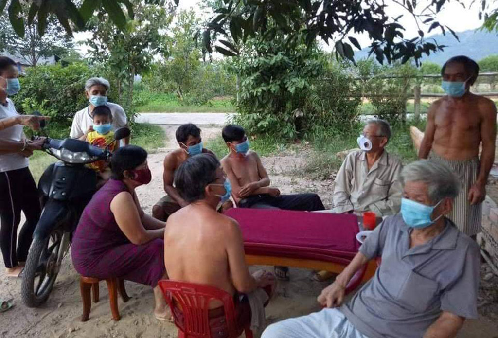 Người dân thôn 1, xã Triệu Hải (H.Đạ Tẻh) ngồi trong nhà cũng phải mang khẩu trang để đỡ mùi hôi thối phát ra từ trại heo