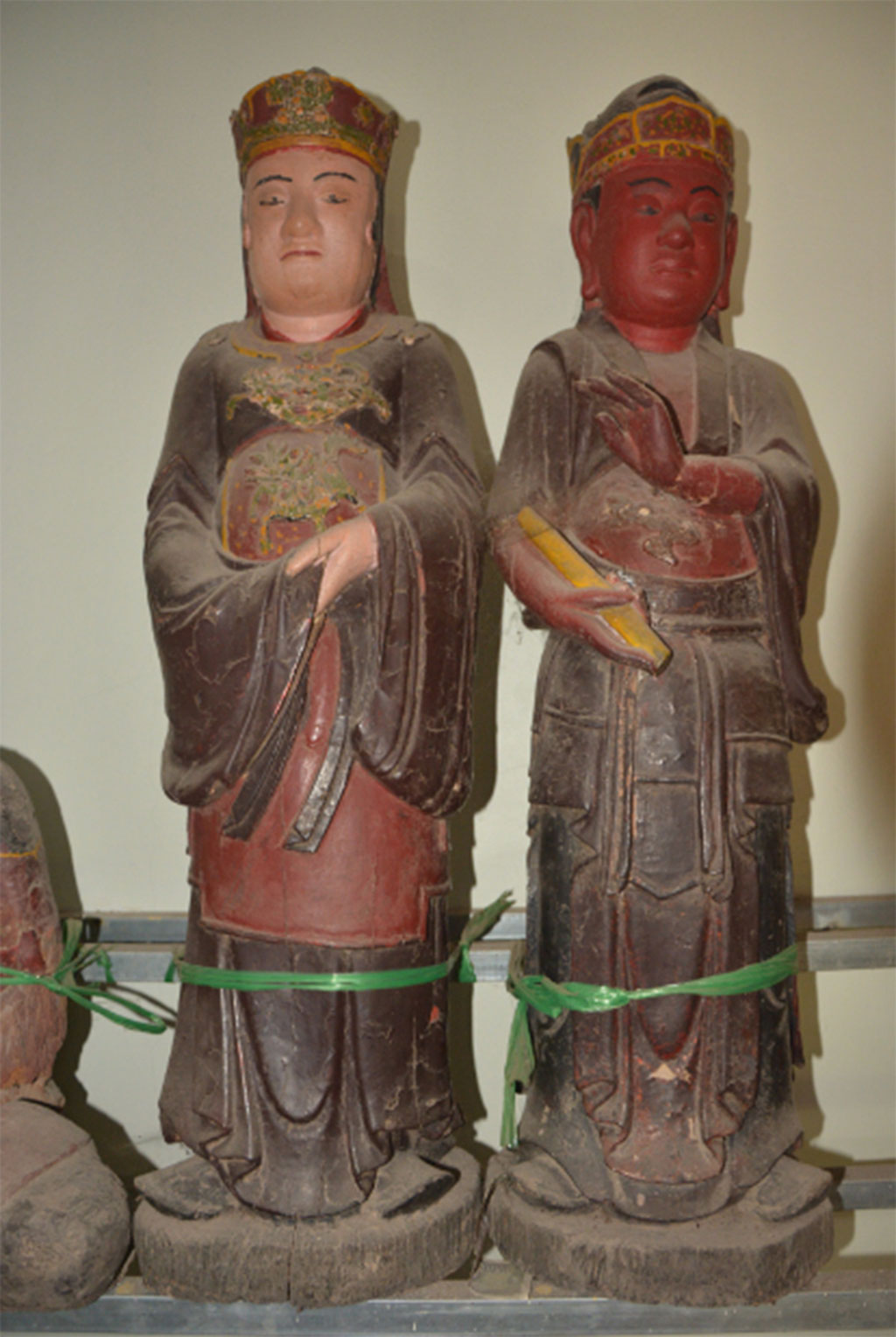 Những bức tượng được “buộc hờ” tại một di tích Ảnh: Quốc Khánh