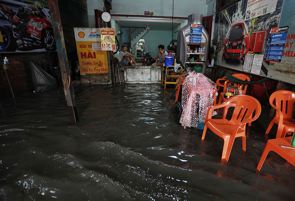 Một tiệm sửa xe máy trên đường Tô Ngọc Vân (Q.Thủ Đức) bị ngập sau cơn mưa chiều 4.6
