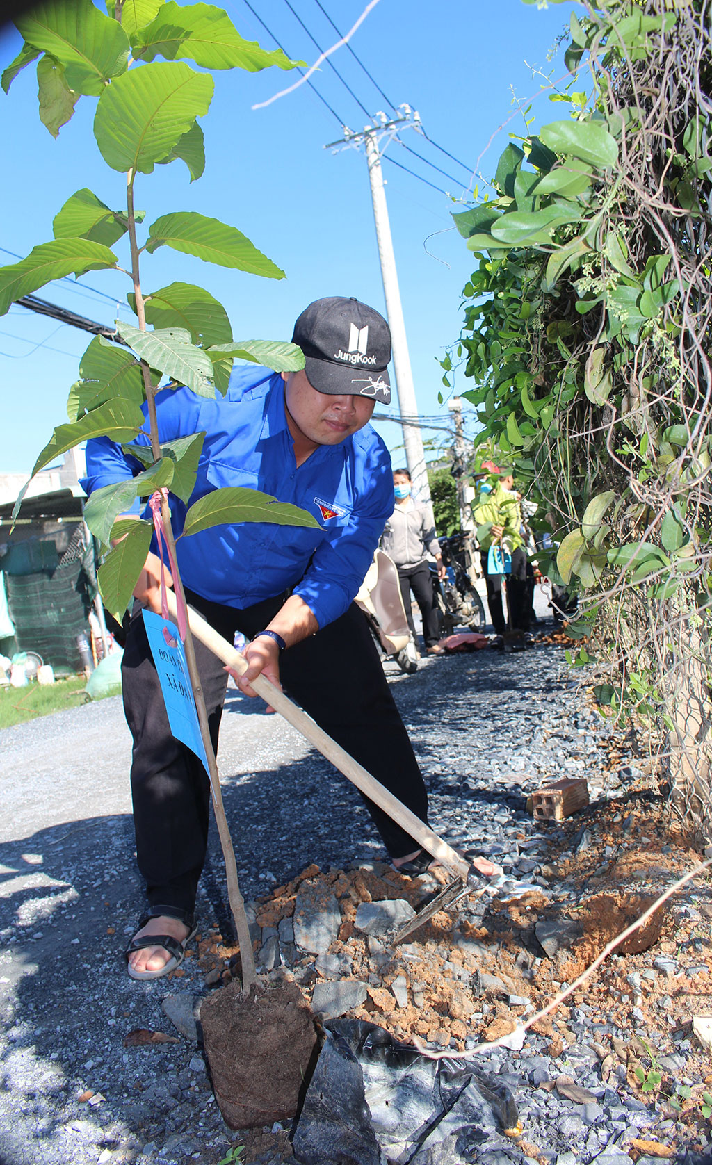 Đoàn viên xã Đa Phước tham gia trồng cây