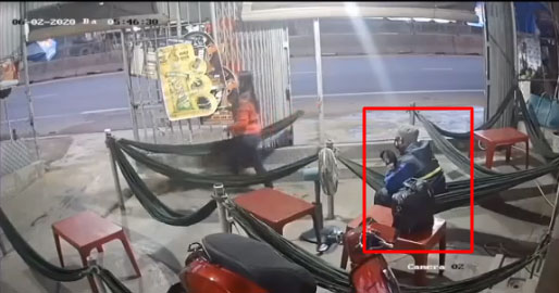 Hình ảnh nghi phạm dùng búa tấn công hai chị em chủ quán cà phê xôn xao vào ngày 2.6 Ảnh: chụp từ camera