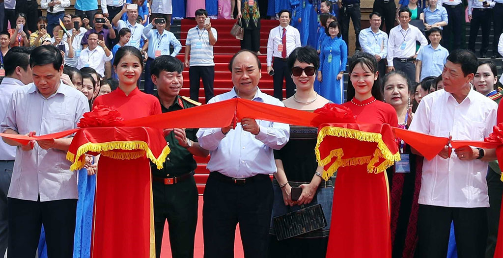 Thủ tướng Nguyễn Xuân Phúc cắt băng xuất hành đoàn xe vải thiều Bắc Giang tiêu thụ trong, ngoài nước Ảnh: TTXVN