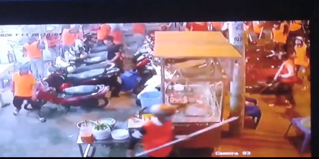 Băng nhóm mặc áo cam xông vào quán Ốc Hương (Q.Bình Tân, TP.HCM) đập phá, chém người ảnh: cắt từ clip