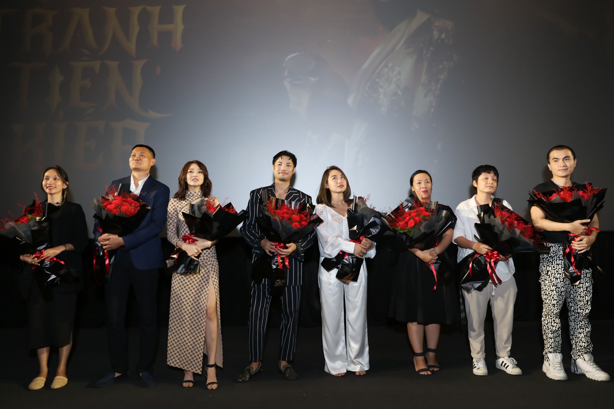 Dương Triệu Vũ cùng các thành viên trong ê-kíp thực hiện MV “Bức tranh tiền tiếp” (Ảnh: NVCC
