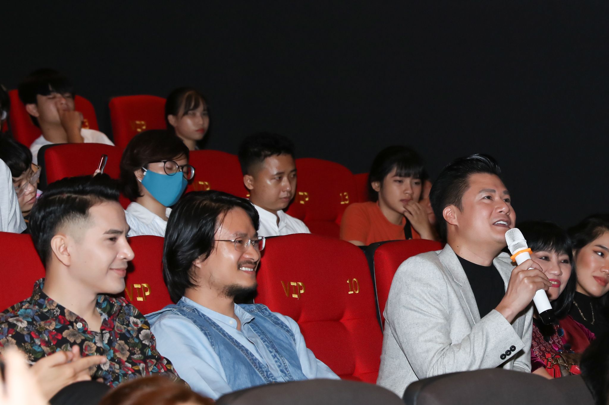 Nhiều nghệ sĩ đã đến buổi họp báo để chúc mừng Dương Triệu Vũ, trong đó có ca sĩ Quang Dũng ( Ảnh: NVCC)