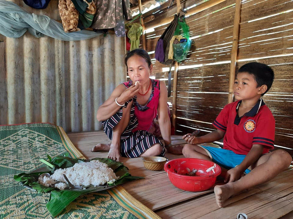 Bữa ăn của một hộ nghèo ở xã Ba Nang 
