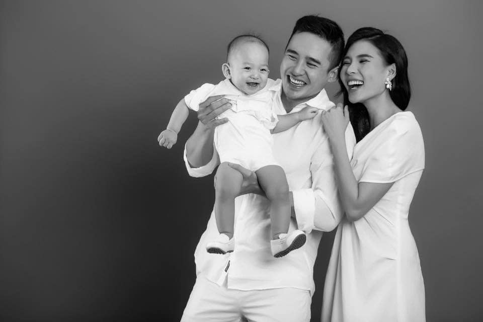 Gia đình nhỏ hạnh phúc của Thúy Diễm-Lương Thế Thành (Ảnh: FBNV)