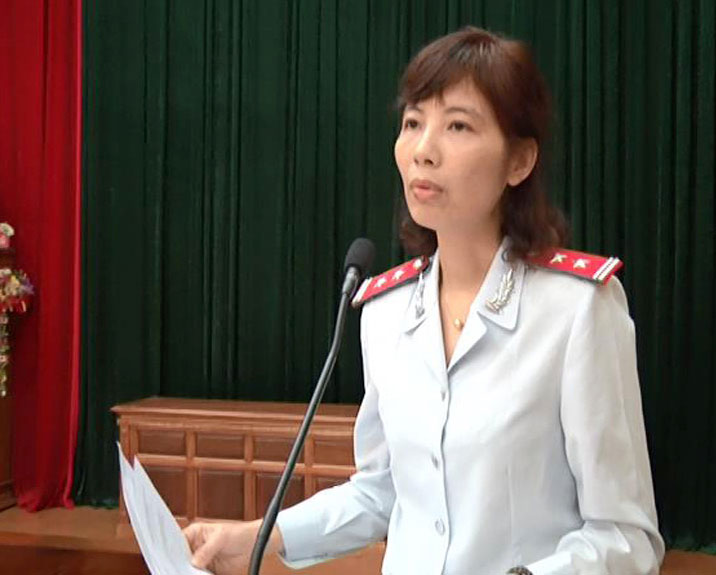 Bà Nguyễn Thị Kim Anh trong buổi công bố quyết định thanh tra tại UBND H.Vĩnh Tường vào tháng 4.2019  ẢNH: CỔNG THÔNG TIN H.VĨNH TƯỜNG