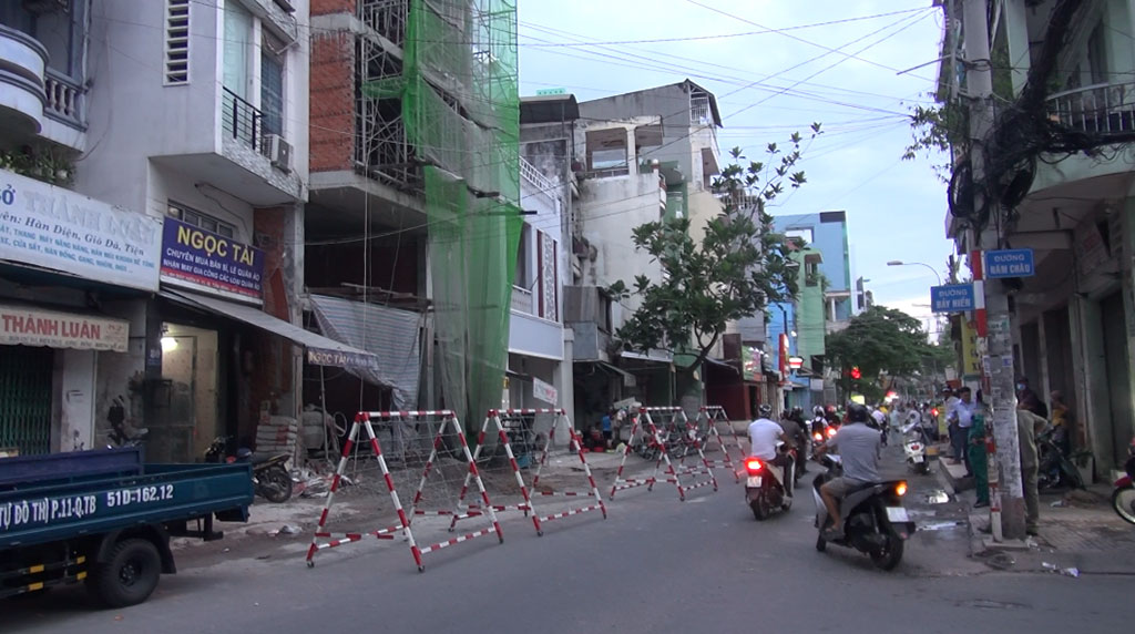Lực lượng chức năng cho đặt hàng rào trước công trình để đảm bảo an toàn người dân qua lại (ảnh Trần Kha)