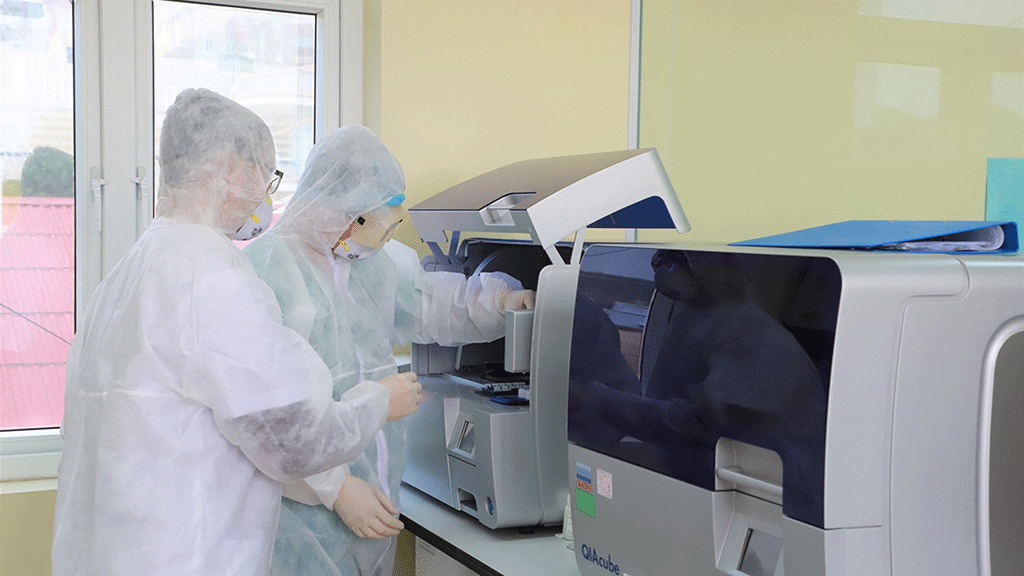 Cán bộ CDC Quảng Ninh thực hiện xét nghiệm Covid-19 trên máy Realtime PCR ẢNH: LÃ NGHĨA HIẾU