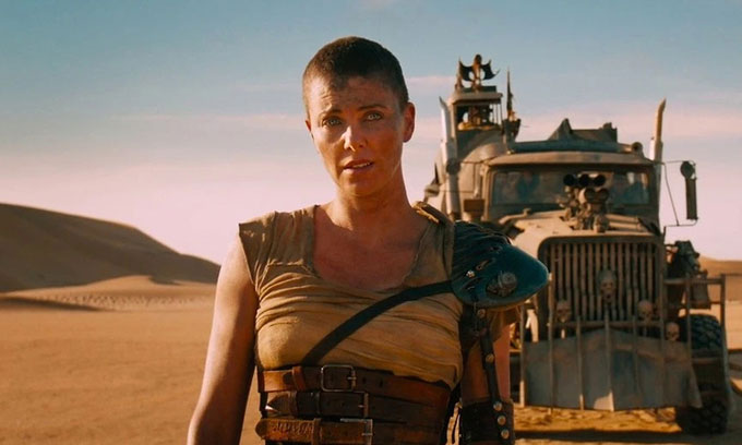 Tạo hình đầy gai góc của Charlize Theron trong Mad Max: Con đường cuồng nộ. Ảnh: Warner Bros