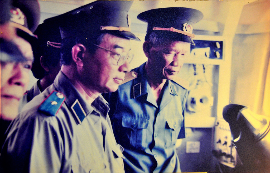  Thiếu tướng Trịnh Trân, Tư lệnh BĐBP (giữa) kiểm tra công tác sẵn sàng chiến đấu của hải đoàn 28 BP, tháng 3.1992; hình: tư liệu hải đoàn 28