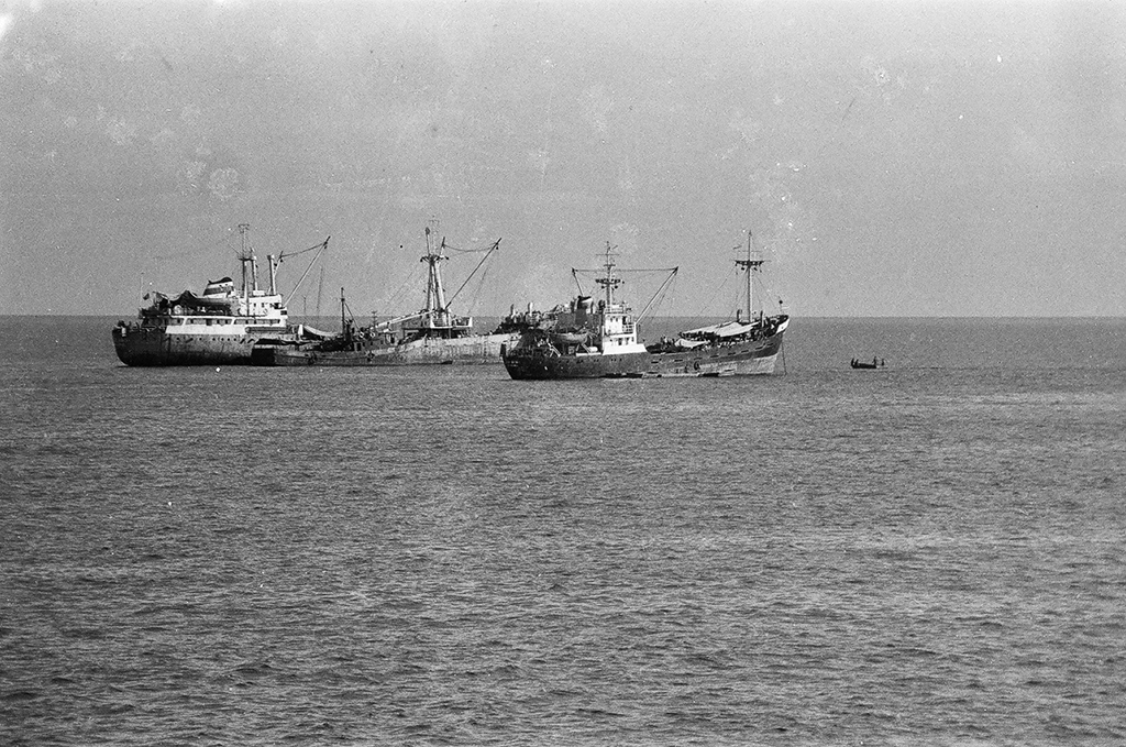 Tàu vận tải quân sự của hải quân Việt Nam vừa chở vật liệu xây dựng củng cố đảo, vừa trực bảo vệ chủ quyền vùng biển Trường Sa, tháng 5.1988; hình: Nguyễn Viết Thái