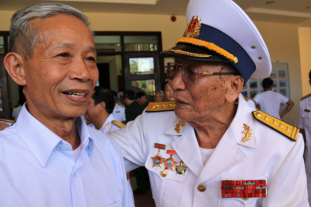 Đại tá Cao Ánh Đăng (phải), nguyên lữ đoàn trưởng 146, nguyên phó tư lệnh vùng 4 hải quân ôn lại lại những ngày bảo vệ chủ quyền trên quần đảo Trường Sa cùng đồng đội cũ; hình: Mai Thanh Hải