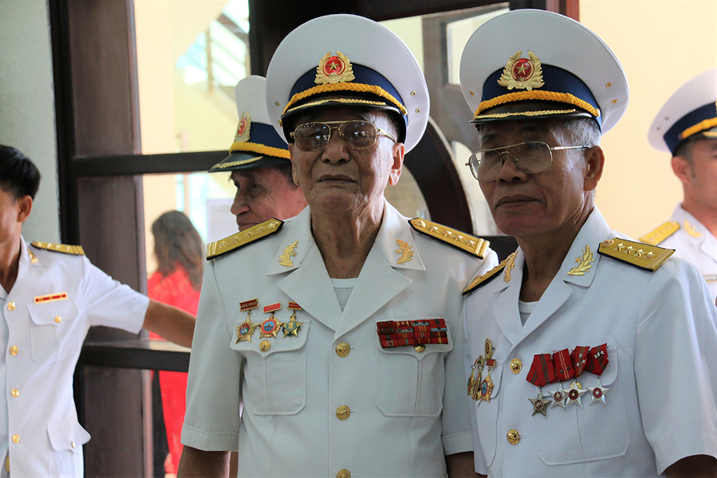 Đại tá Cao Ánh Đăng (trái) và đại tá Phạm Công Phán (phải) trong dịp hội ngộ những cán bộ chiến sĩ đoàn Trường Sa, 2018 tại Cam Ranh, Khánh Hòa; hình: Mai Thanh Hải 