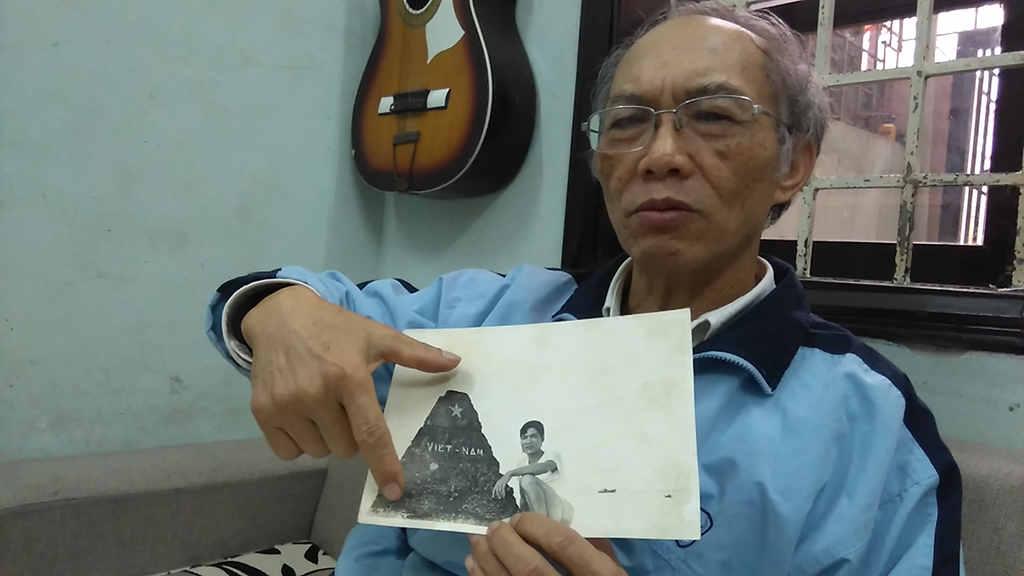  Ông Đinh Xuân Bình và tấm hình chụp trên đảo Len Đao, cuối năm 1988; Mai Thanh Hải. 