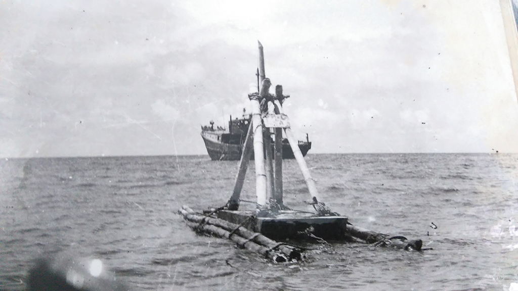 Phao nổi do Trung Quốc thả trên bãi cạn Ba Đầu, đang được tàu hải quân Việt Nam kéo ra khỏi bãi cạn, ngày 20.5.1988; hình: Đinh Xuân Bình. 