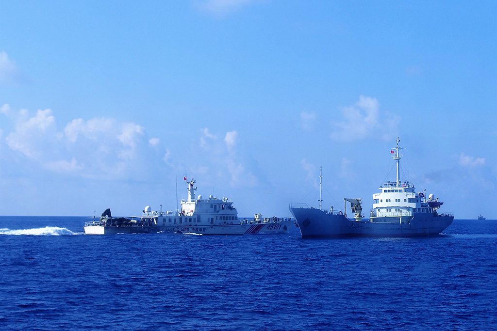 Tàu của lực lượng chấp pháp Việt Nam (phải) ngăn cản tàu hải cảnh Trung Quốc xâm phạm vùng đặc quyền kinh tế, thềm lục địa Việt Nam, năm 2014; Mai Thanh Hải. 